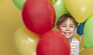 smiley-little-boy-celebrating-birthday_baja